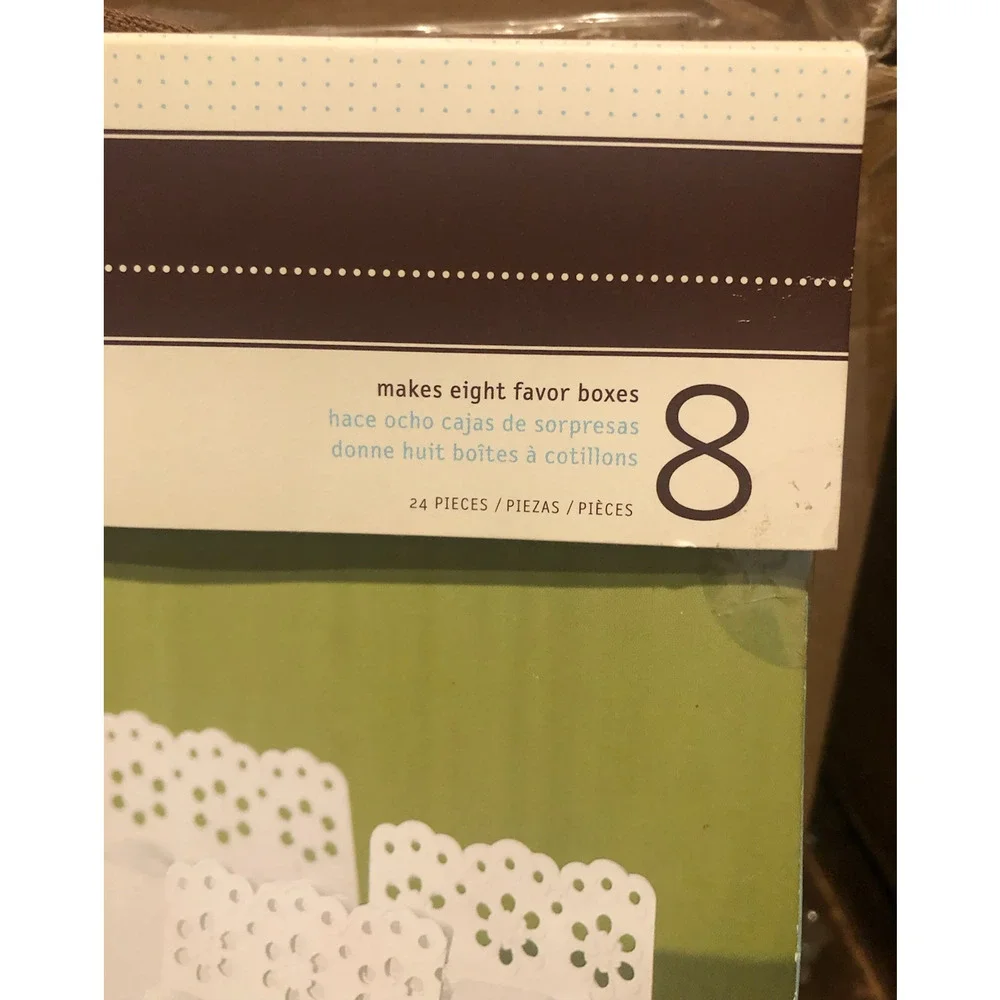 NWT MARTHA STEWART Crafts White Embossed Favor Boxes Kit of 8 Party Favor Shower